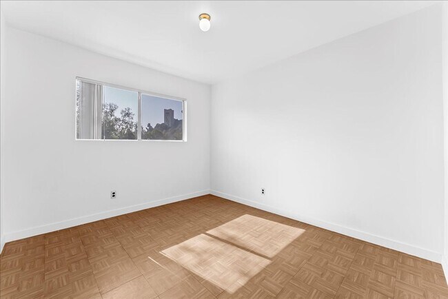 Building Photo - 4909 Sycamore Terrace