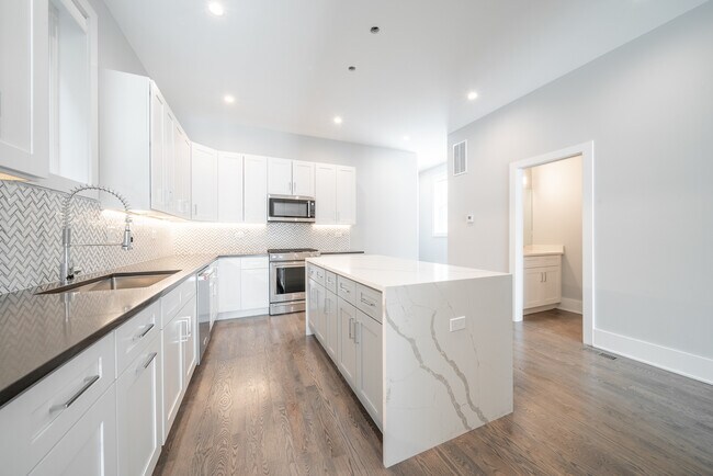 Building Photo - 556 W 18th St