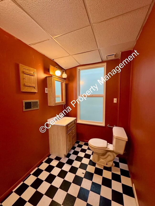 Building Photo - 5 bedroom 3 bath house with fenced yard