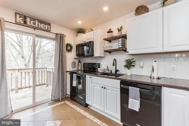 Building Photo - 502 Greenhill Ct