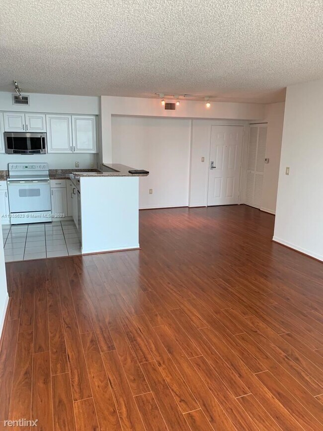 Building Photo - 2 br, 2 bath Condo - 1155 Brickell Bay Dr