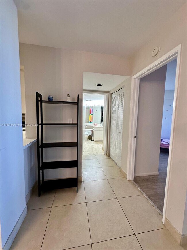 Building Photo - 3600 Mystic Pointe Dr