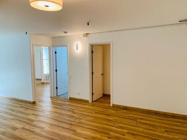 Building Photo - Fully Renovated 2/1/1 at Alexander Towers