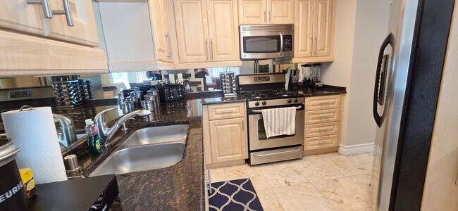 Building Photo - Short or long term available! Beautiful furnished 1 bedroom located in the heart of the strip!