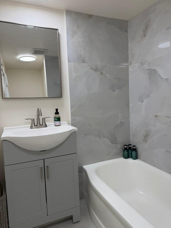 Building Photo - 506 Studio Unit