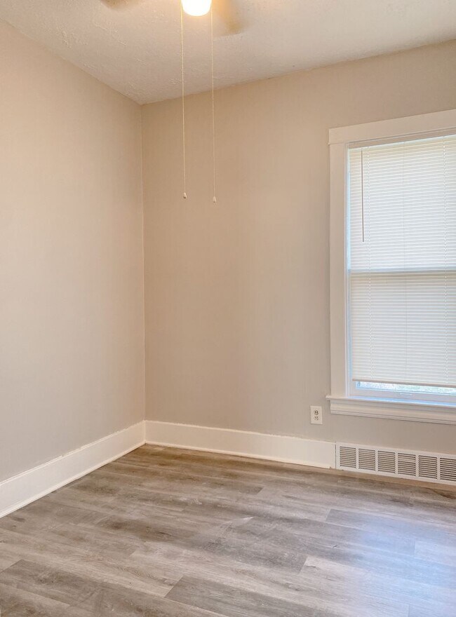 Building Photo - Large 2 bed 1 bath house
