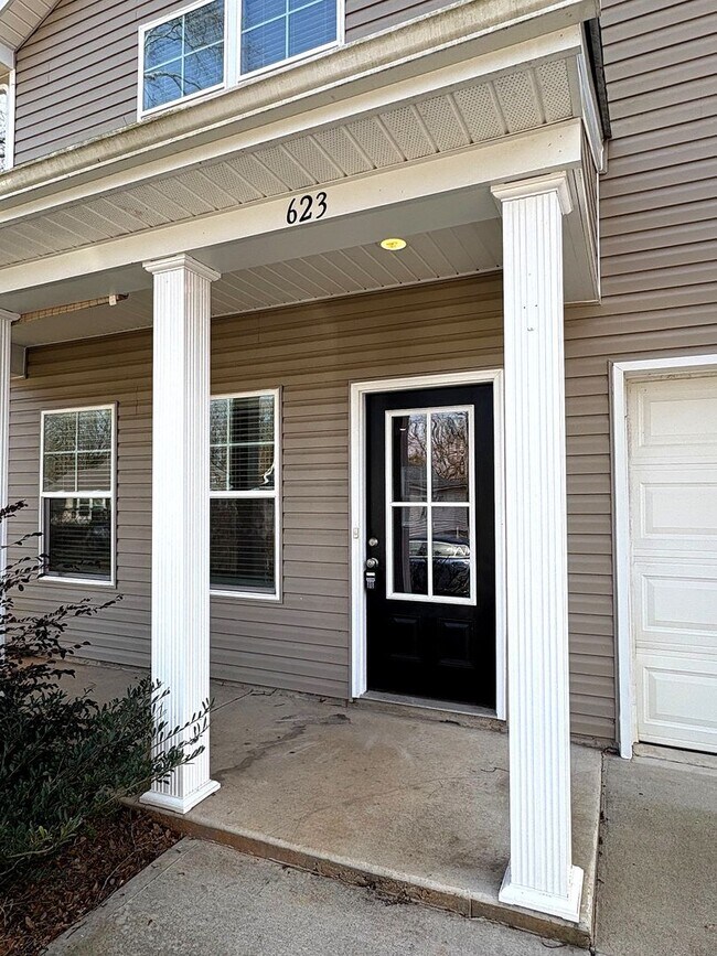 Building Photo - Beautiful 3BR 2.5BA Home w/ Full Appliance Kitchen • Garage Parking in Shelby