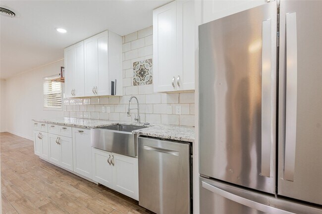 Building Photo - 11839 High Meadow Dr