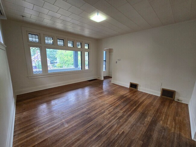 Building Photo - 331-33