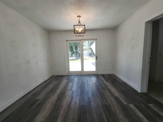 Building Photo - 3107 37th Ave W
