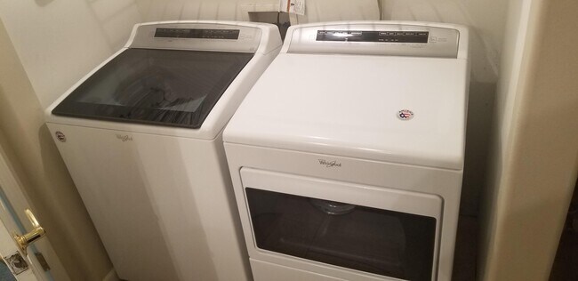 Building Photo - 1709 Lynnwood Dr