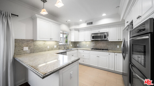 Building Photo - 1529 S Beverly Dr