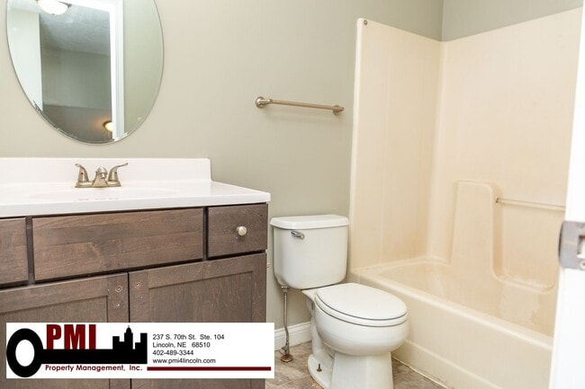 Building Photo - 3 Bedroom and 1.5 bathroom Duplex for rent