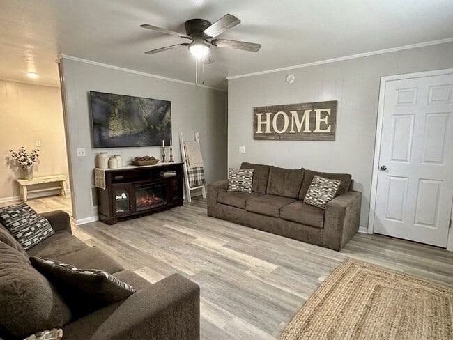 Building Photo - 4 Bed/2 Bath Brick Home