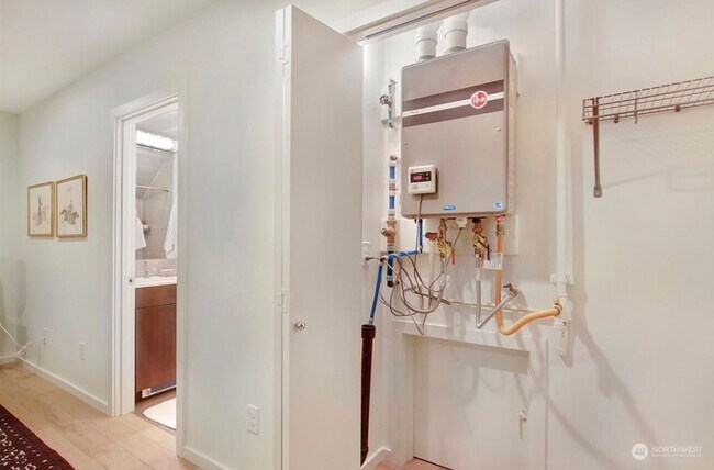 Building Photo - Welcome Home Modern Townhome in Georgetown