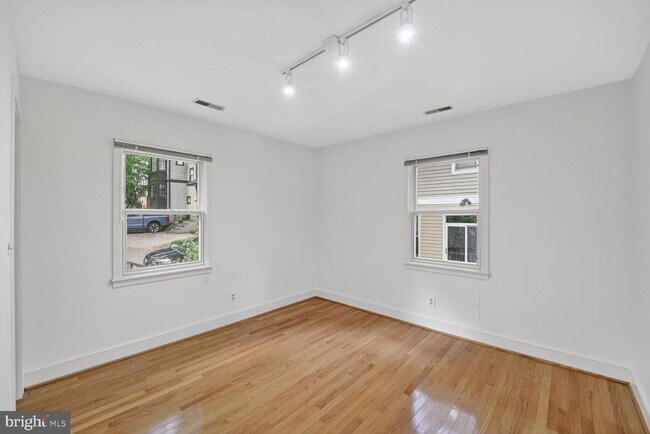 Building Photo - 4532 Broad Branch Rd NW