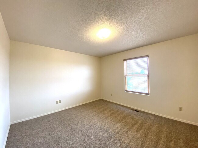 Building Photo - 4BR - PLUS LOFT and 3 CAR GARAGE