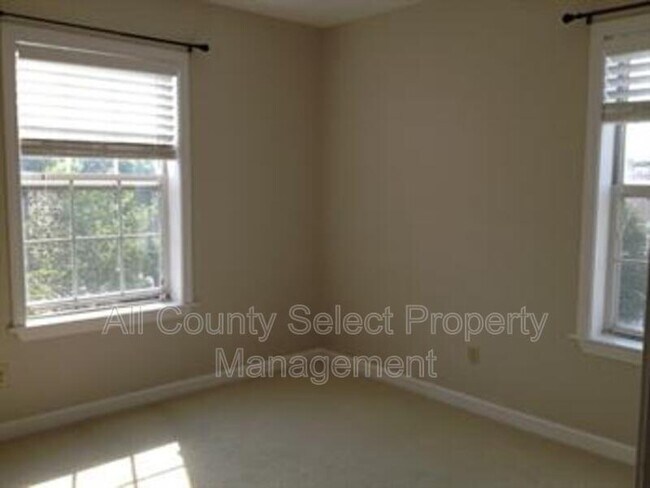 Building Photo - 811 Gazebo Cir