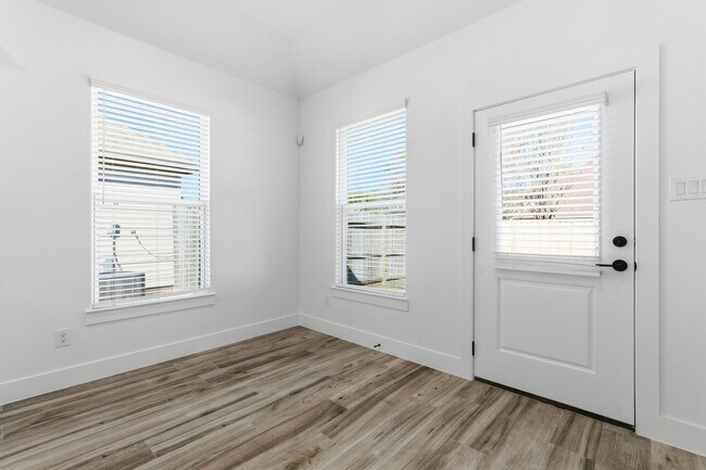 Building Photo - 5227 Sunshine Point