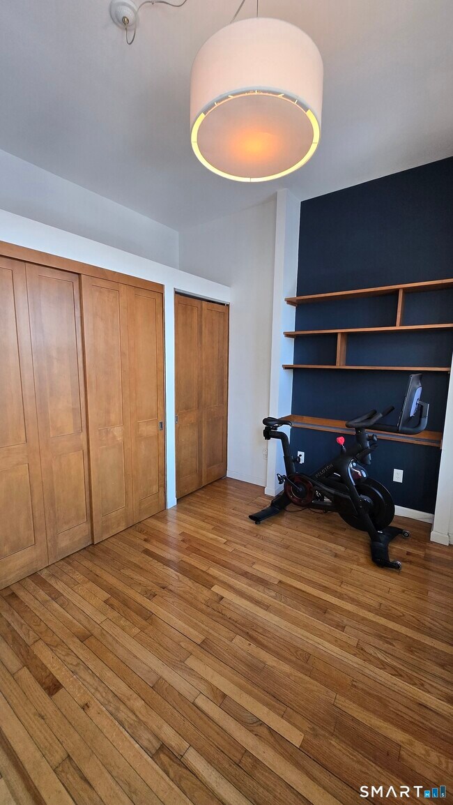 Building Photo - 556 Chapel St