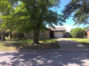 Building Photo - 621 W Oxford Ave