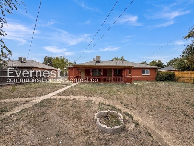Building Photo - 3 Bed/2 Bath Home with Garage & Fenced Yard / Available Now!