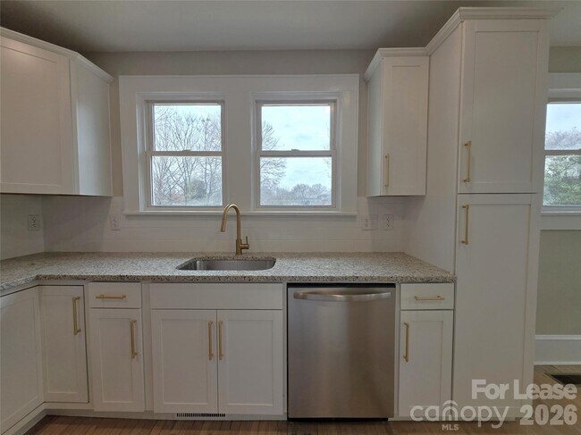 Building Photo - 200 E 2nd St