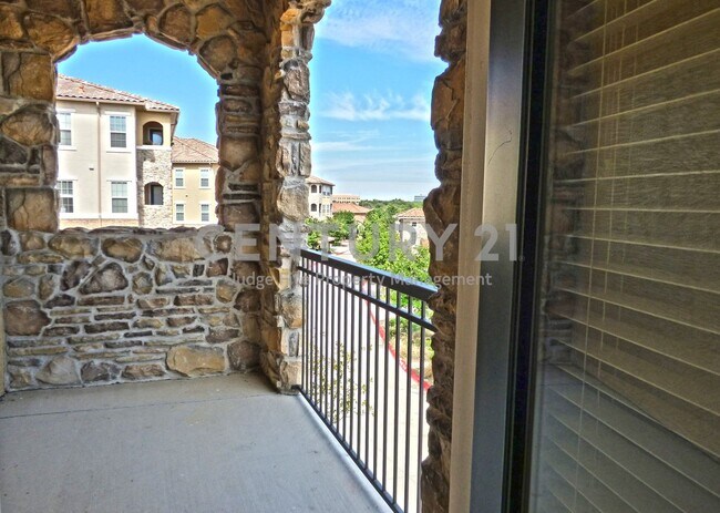 Building Photo - Beautiful 2/2.5 in Carrollton-Farmers Branch ISD For Rent!