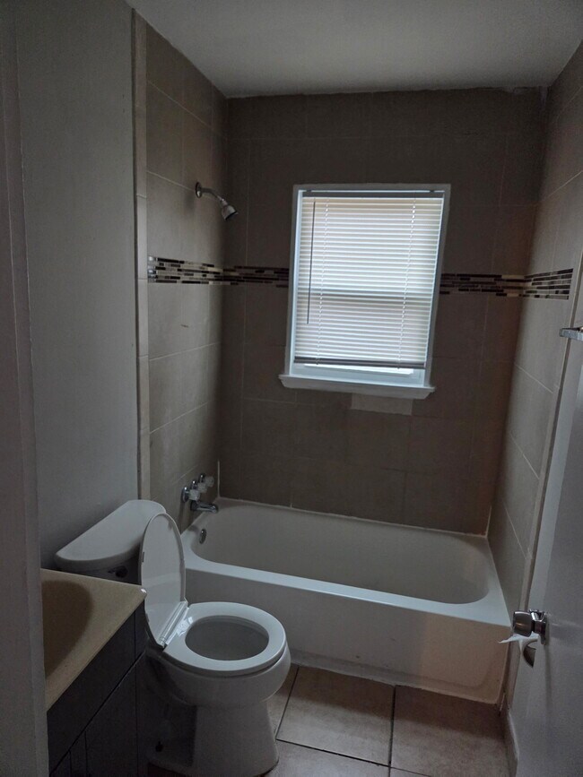 Building Photo - 4879 Charlotte Dr