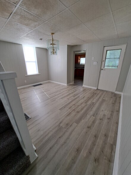 Building Photo - 1049 Nelson Ave