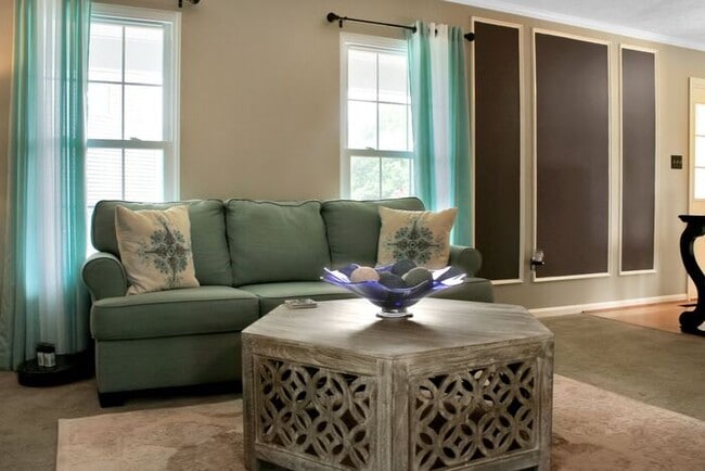 Building Photo - Charming 3-Bedroom, 2.5 Bath SFH with Fron...