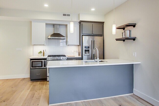 Building Photo - Gorgeous 2 bedroom 2 bath condo just steps from Columbia Hgts center $3,550