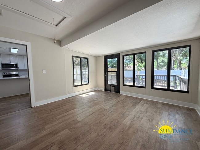 Building Photo - Fully Renovated Cul-de-sac Corner Lot Home in Fort Walton Beach!