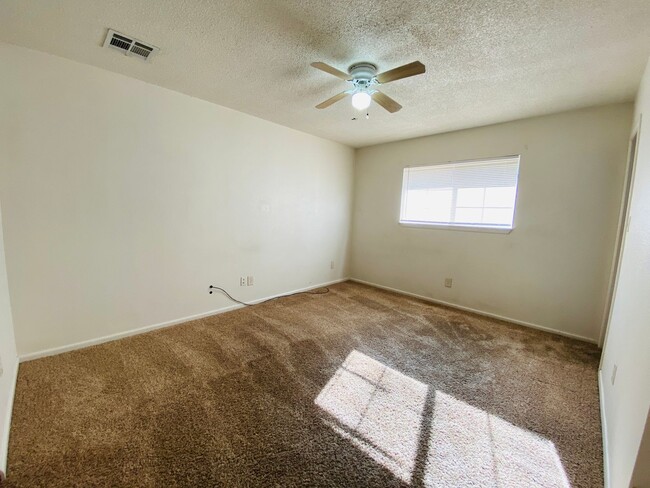 Building Photo - 4/2 Home with a backyard!