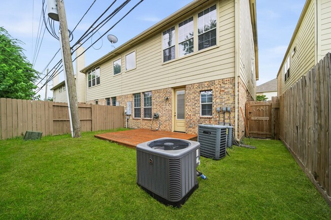 Building Photo - 2711 Wallingford Pnes