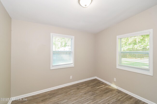 Building Photo - 780 Le Brun Dr