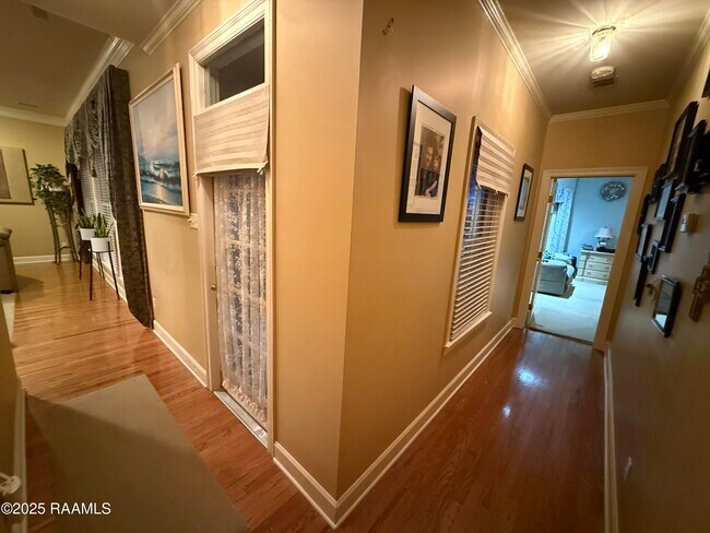 Building Photo - 102 Midland Dr