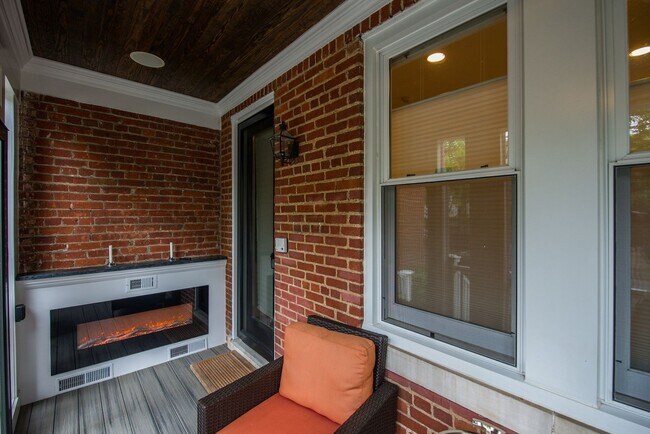 Building Photo - Renovated Contemporary - Available FURNISHED or unfurnished RENTAL