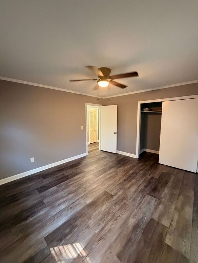 Building Photo - Home on 2.5 Acres in laurens!!