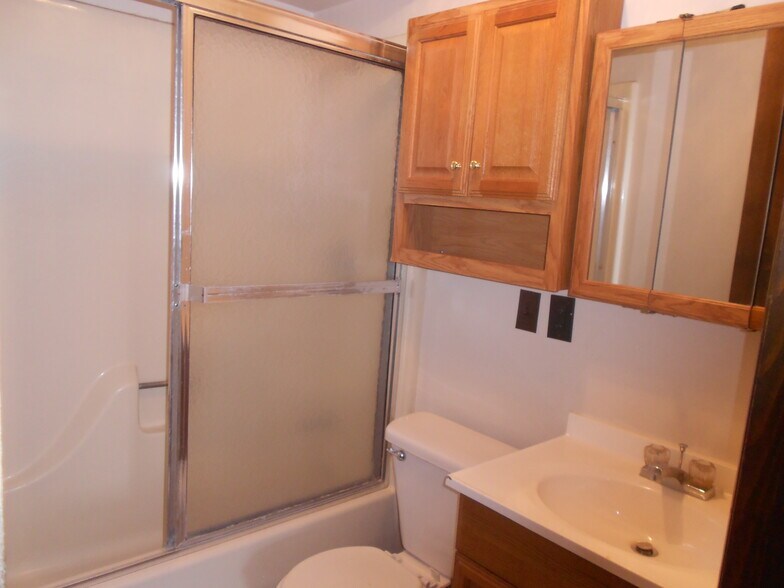 #2 Bath - 135 Midland Ave