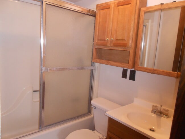 #2 Bath - 135 Midland Ave