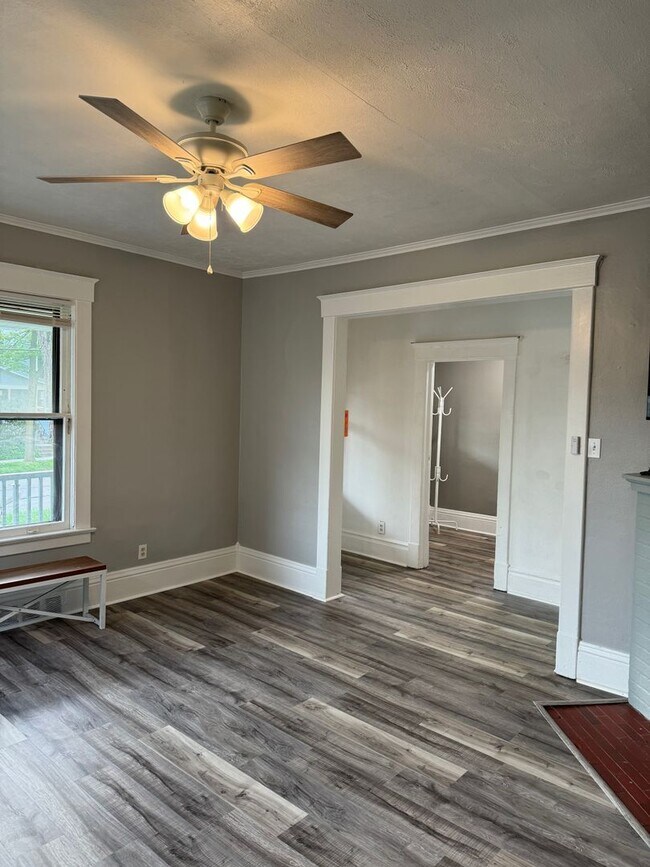 Building Photo - 841 E University Ave