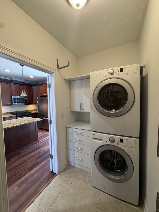 Building Photo - 2 Bed 2.5 Bath In Oak Park Available!