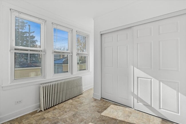 Building Photo - 5033 W Cullom Ave