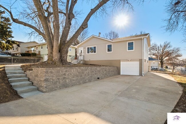 Building Photo - AVAILABLE NOW!