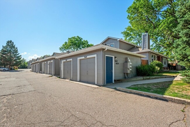 Building Photo - Bright & Spacious 2BR/2BA Townhome with Loft, Fireplace & Private Garage