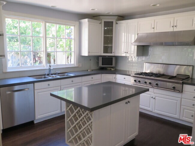 Building Photo - 802 Cloverdale Ave