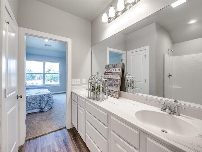 Building Photo - 1270 Lakeview Dr