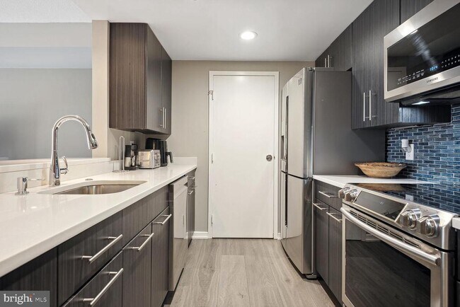 Building Photo - 1530 Key Blvd