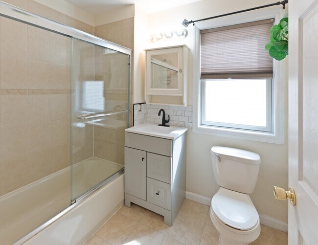 Building Photo - 260 Custer Ave